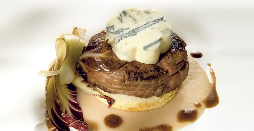 Tournedos di manzo su crema di cannellini con rosone di radicchio tardivo stufato al lardo valdostano
