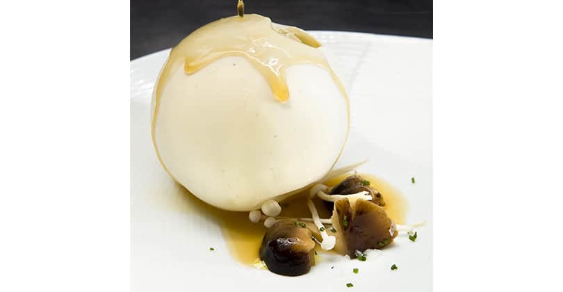 Sfera di Gorgonzola DOP con consommé di porcini