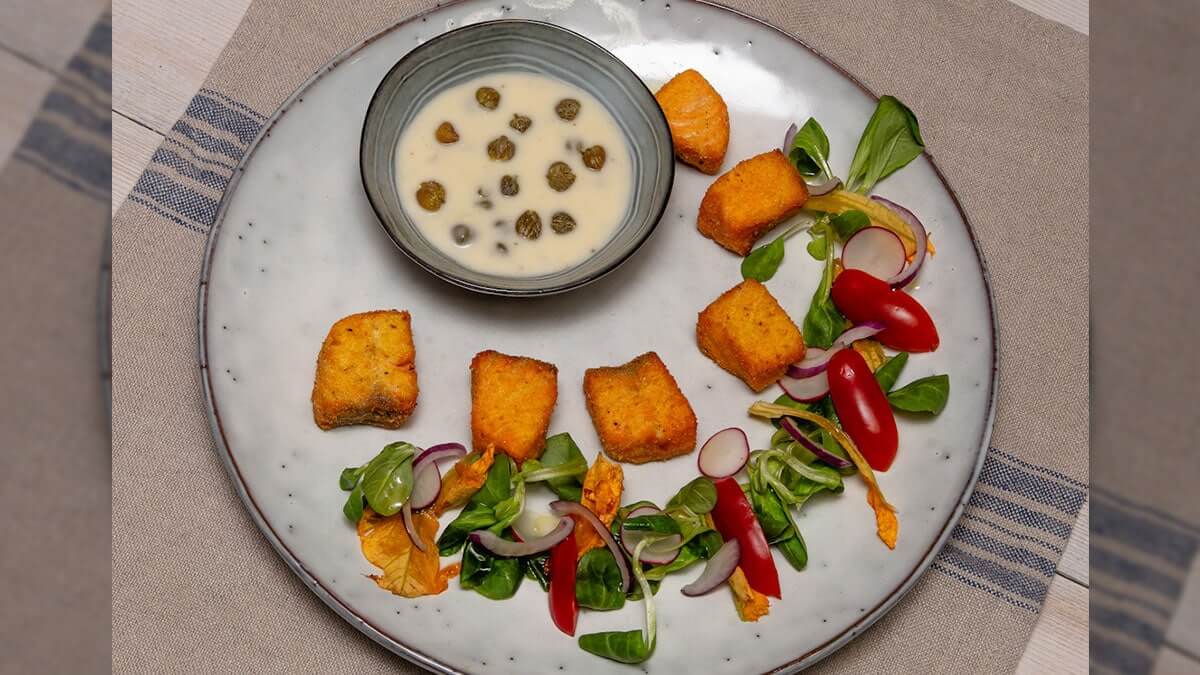 Bocconcini di salmone impanati con salsa al Gorgonzola DOP e capperi ...