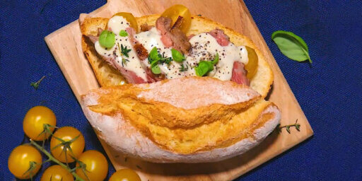 Panino con pane casereccio con tagliata di manzo e salsa al Gorgonzola DOP dolce