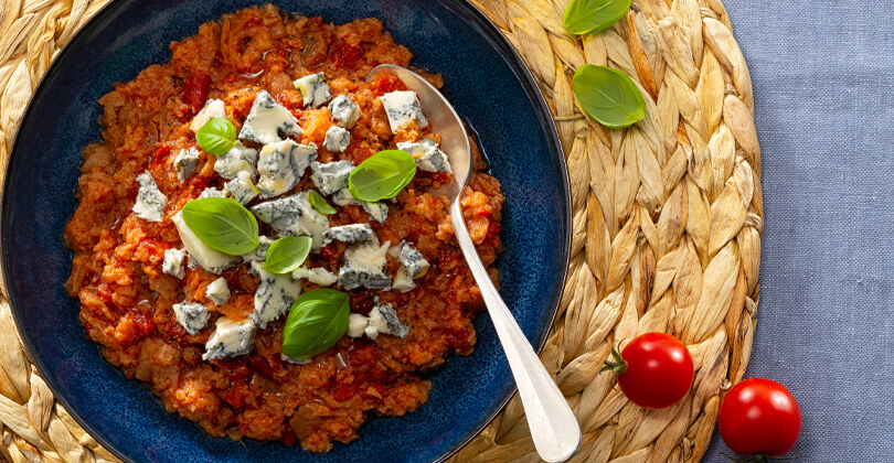 Zuppa di pane e pomodoro con Gorgonzola DOP piccante e basilico