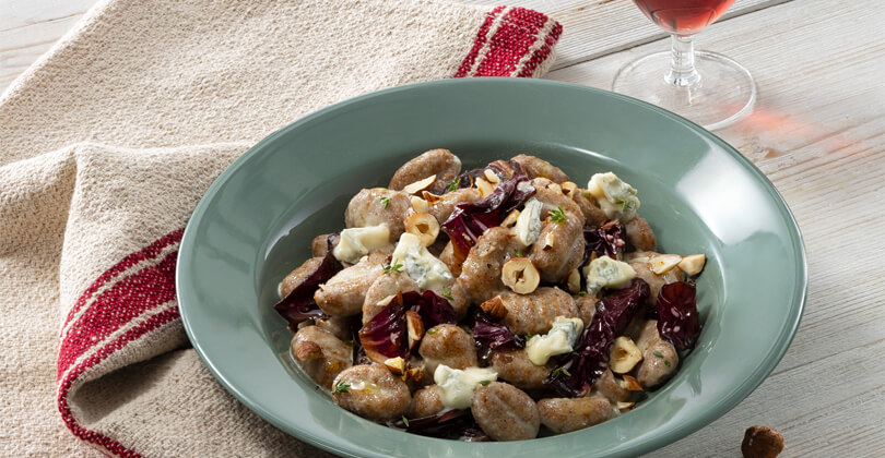 Gnocchi con salsa al Gorgonzola DOP, radicchio, nocciole e timo