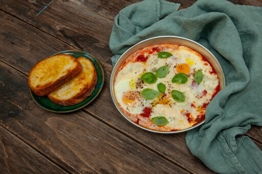 Uova in teglia con Gorgonzola DOP, pomodoro e crostoni di pane